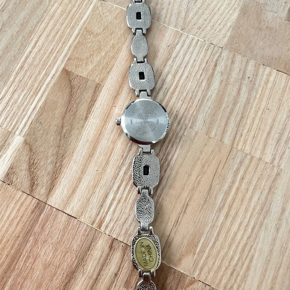 Vivani ladies silver tone bracelet watch NEW BATTERY
